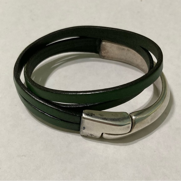 Unique Green Leather strap wrap bracelet metallic U shape magnetic closure - Picture 3 of 10
